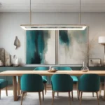 Sala de jantar moderna com mesa de madeira de carvalho e seis cadeiras estofadas em azul-petróleo, iluminação natural e uma pintura abstrata na parede.