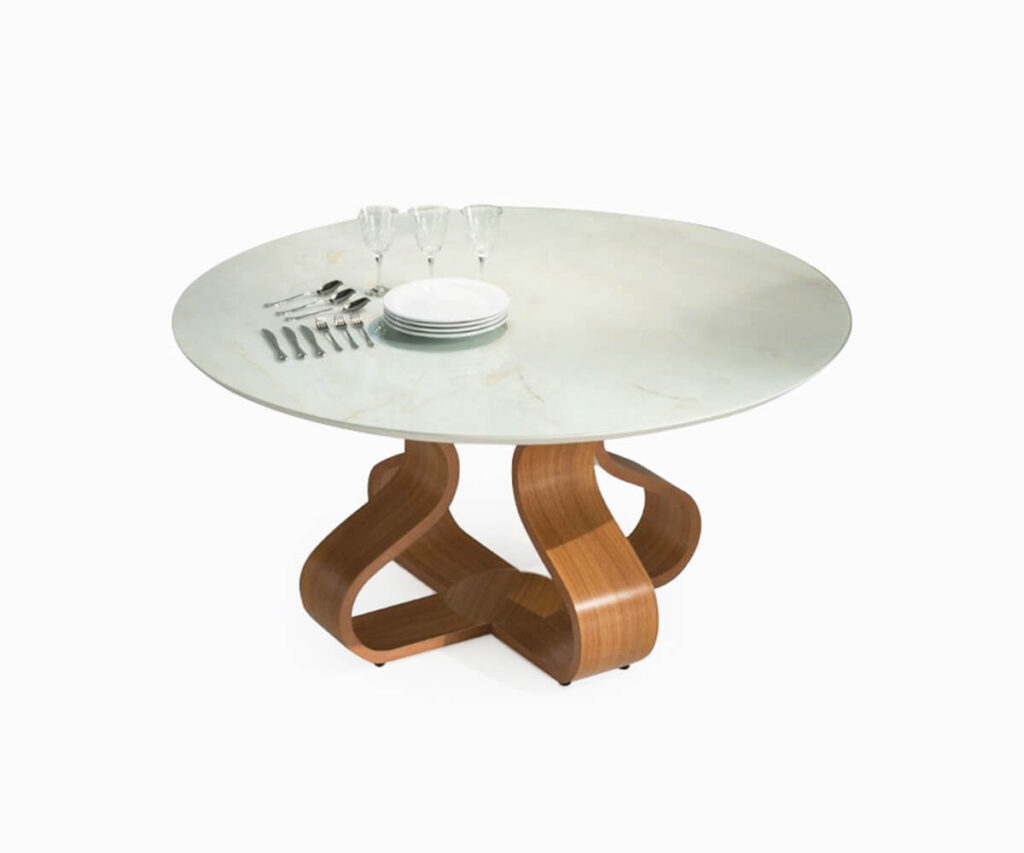 Mesa circular com tampo branco e base de madeira curvada